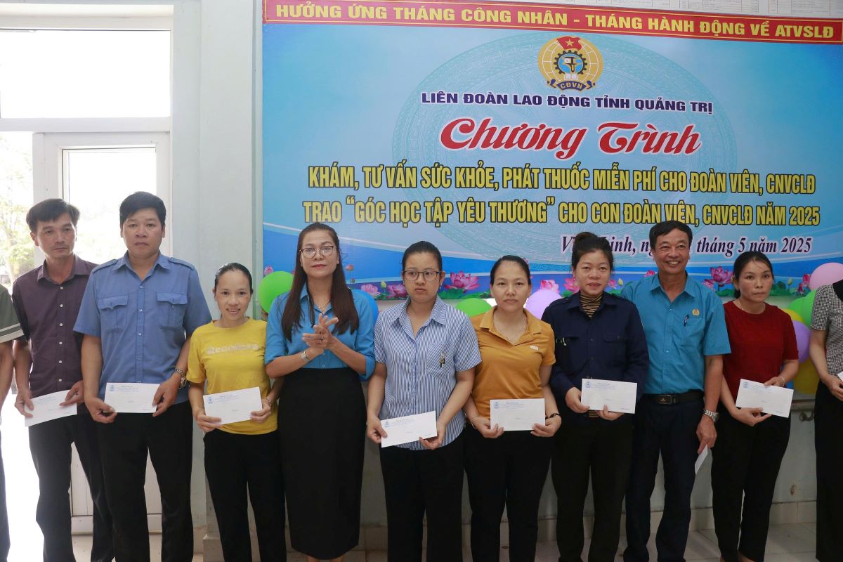 Lãnh đạo LĐLĐ tỉnh Quảng Trị và LĐLD huyện Vĩnh Linh tặng quà cho người lao động. Ảnh: Hưng Thơ