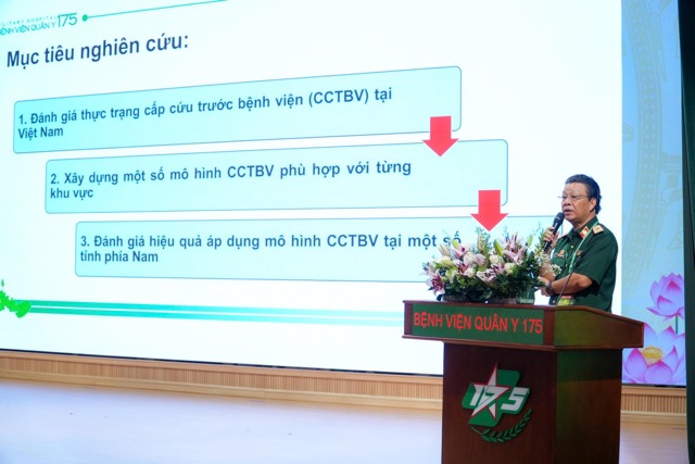 Mayor general, Assoc. El Prof. Dr., el medico del pueblo Nguyen Hong hijo compartio dificultades en el campo de la emergencia. Foto: N.L