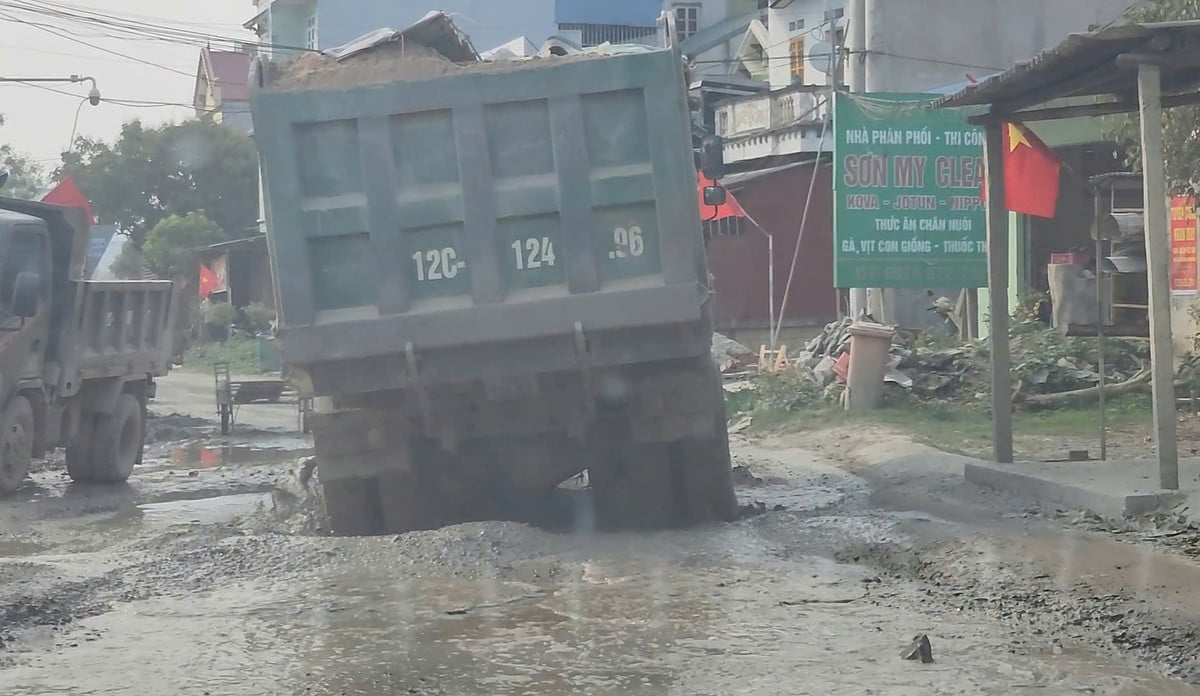 Xe cát được cho là của Mỏ cát, sỏi Hùng Sơn cày nát đường. Ảnh: Người dân cung cấp