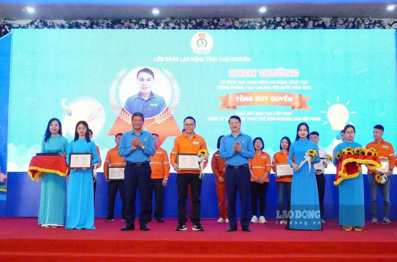 Tặng bằng khen cho các cá nhân có thành tích xuất sắc. Ảnh: Lam Thanh