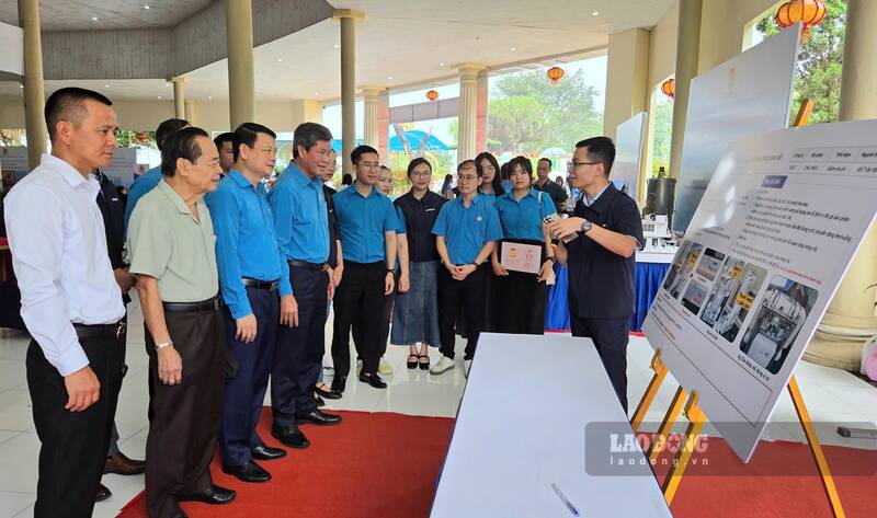 Các đại biểu tham quan mô hình sáng tạo
