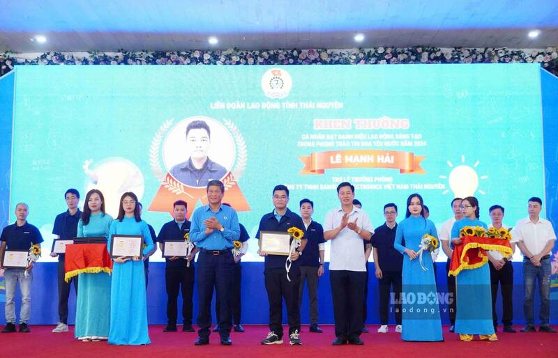 Phó Chủ tịch Tổng LĐLĐ Việt Nam Huỳnh Thanh Xuân tặng