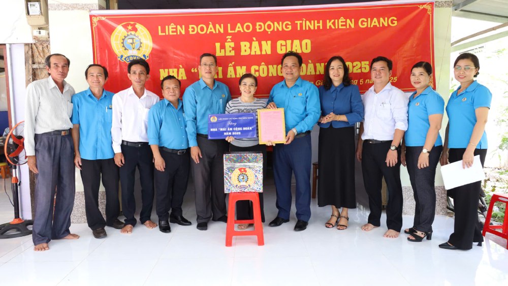 Bàn giao nhà Mái ấm Công đoàn cho đoàn viên Nguyễn Thị Huệ. Ảnh: Mỹ Linh