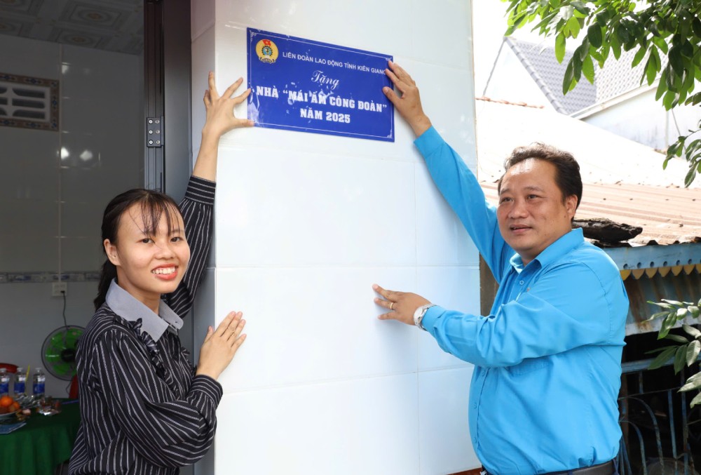 Union member Duong Cam Huyen was happy to receive support from the Trade Union to rebuild her new house. Photo: My Linh