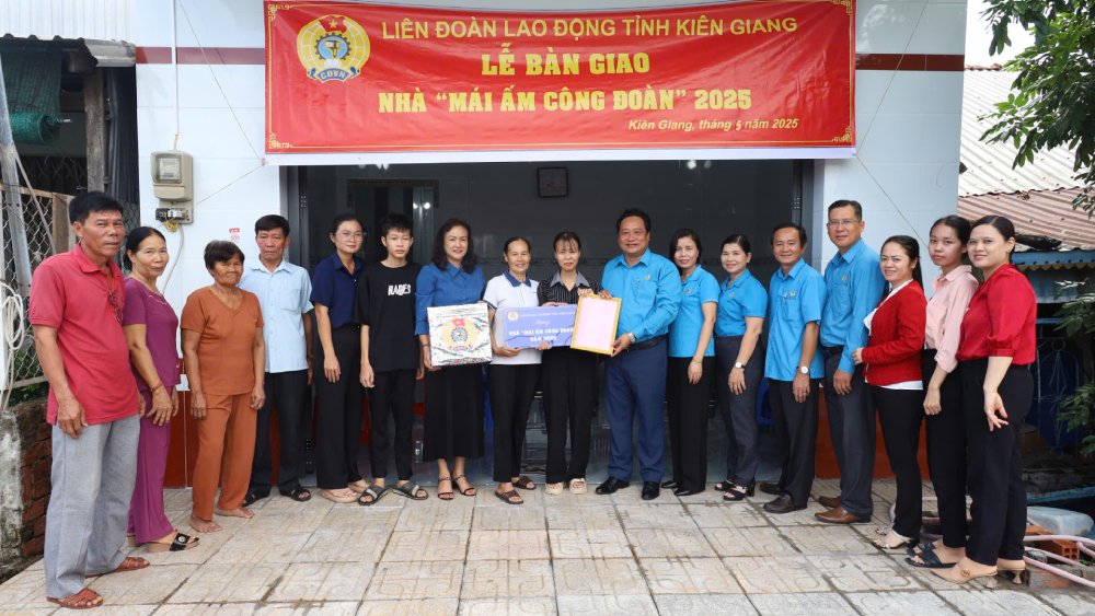 Bàn giao nhà Mái ấm Công đoàn cho gia đình đoàn viên Dương Cẩm Huyền. Ảnh: Mỹ Linh