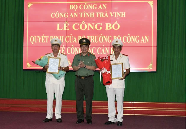 Coronel Nguyen Thanh Hai (Medio) - Director de la Policia Provincial de Tra Vinh, entrego la decision de retirarse al mayor general Kien R en (derecha) y al coronel Huynh Van Thinh. Foto: Tra Vinh Police.