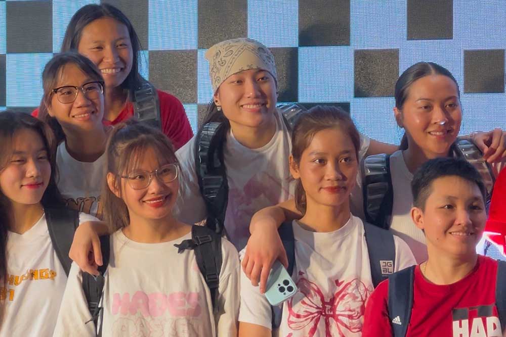 Las hermanas Twins de Zhang aparecieron en el evento de apertura de la cancion de carreras de karts en la ciudad de Ho Chi Minh. Foto: Nguyen Khang