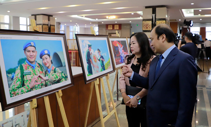Các đại biểu tham quan triển lãm “Việt Nam hạnh phúc - Happy Vietnam”  trong khuôn khổ chương trình Diễn đàn “Vai trò của báo chí trong phát triển các ngành công nghiệp văn hóa“. Ảnh: Mai Chi