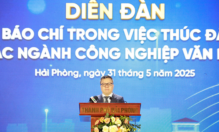 Ông Lê Quốc Minh, Ủy viên Trung ương Đảng, Phó Trương ban Tuyên giáo và Dân vận Trung ương, Tổng Biên tập báo Nhân dân, Chủ tịch Hội nhà báo Việt Nam phát biểu tại Diễn đàn. Ảnh: Mai Chi
