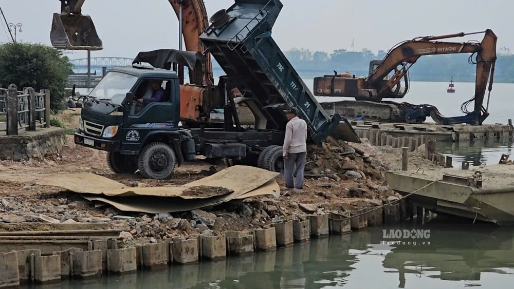 Cao điểm là ngày 28.3.2025, nhiều chuyến xe mang theo giải hạ đến lấp vào công trình một cách vô tư. Ảnh: Nguyễn Luân 