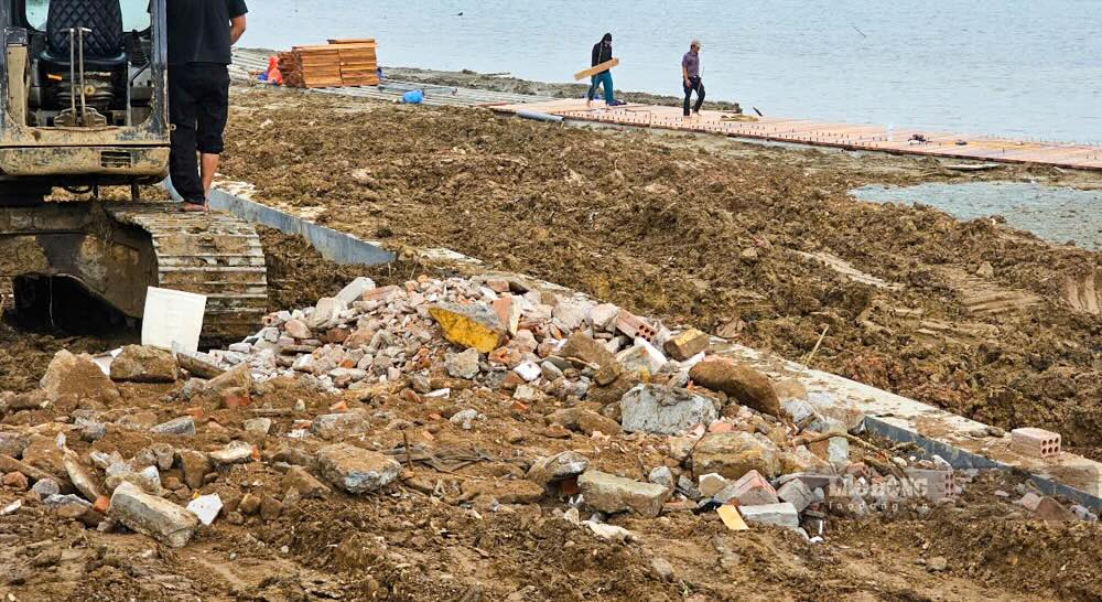 Công ty CP xây dựng thuỷ lợi Thừa Thiên Huế tiếp tục sử dụng vật liệu không đúng để thi công dự án khác. Ảnh: Phúc Đạt 