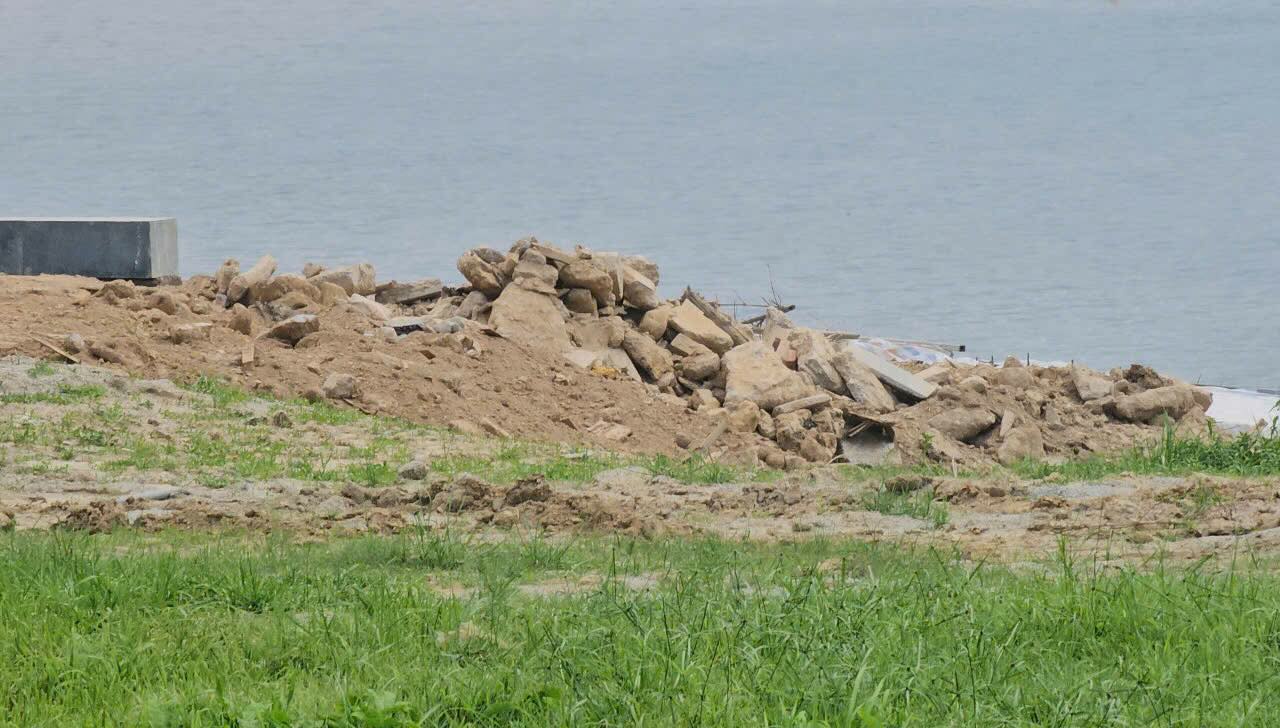 Nhiều vật liệu lạ lẫn lộn tại công trình. Ảnh: Nguyễn Luân 