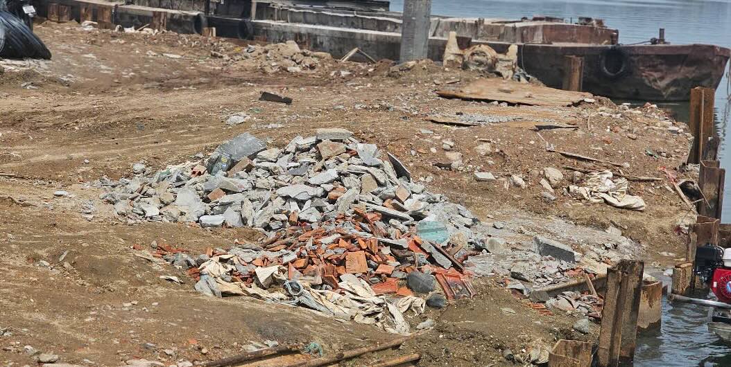 Đến ngày 4.6.2025, PV tiếp tục bắt gặp những khối giải hạ chở vào, chuẩn bị lấp vào công trình. Ảnh: Phúc Đạt