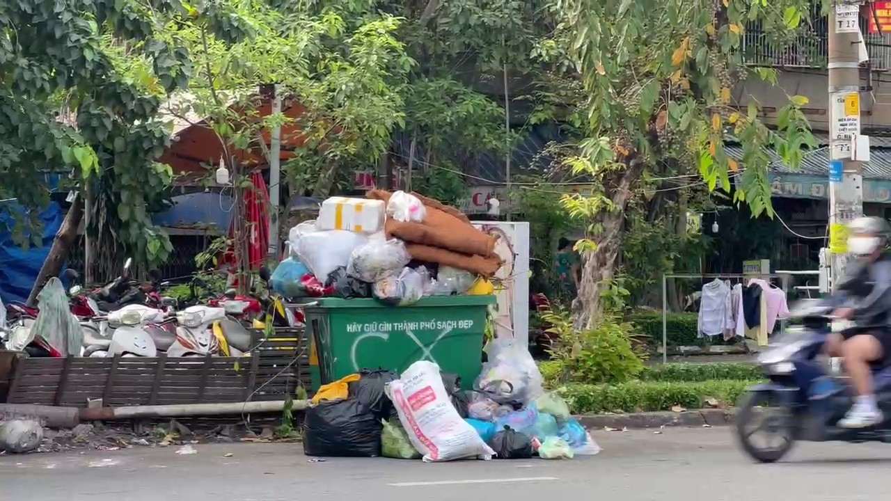Lượng rác sinh hoạt thải ra ở TPHCM mỗi ngày rất nhiều. Ảnh: Minh Tâm