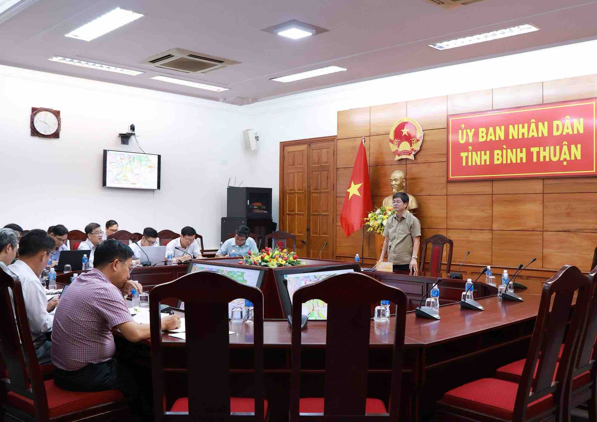 Phó Chủ tịch UBND tỉnh Bình Thuận - Nguyễn Hồng Hải góp ý về phương án hướng tuyến, đoạn qua Bình Thuận mà đơn vị tư vấn trình bày. Ảnh: Nguyễn Phương