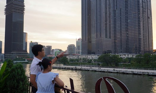 Người dân ngắm hoàng hôn, khung cảnh dọc 2 bên bờ sông Sài Gòn. Ảnh: Thanh Chân
