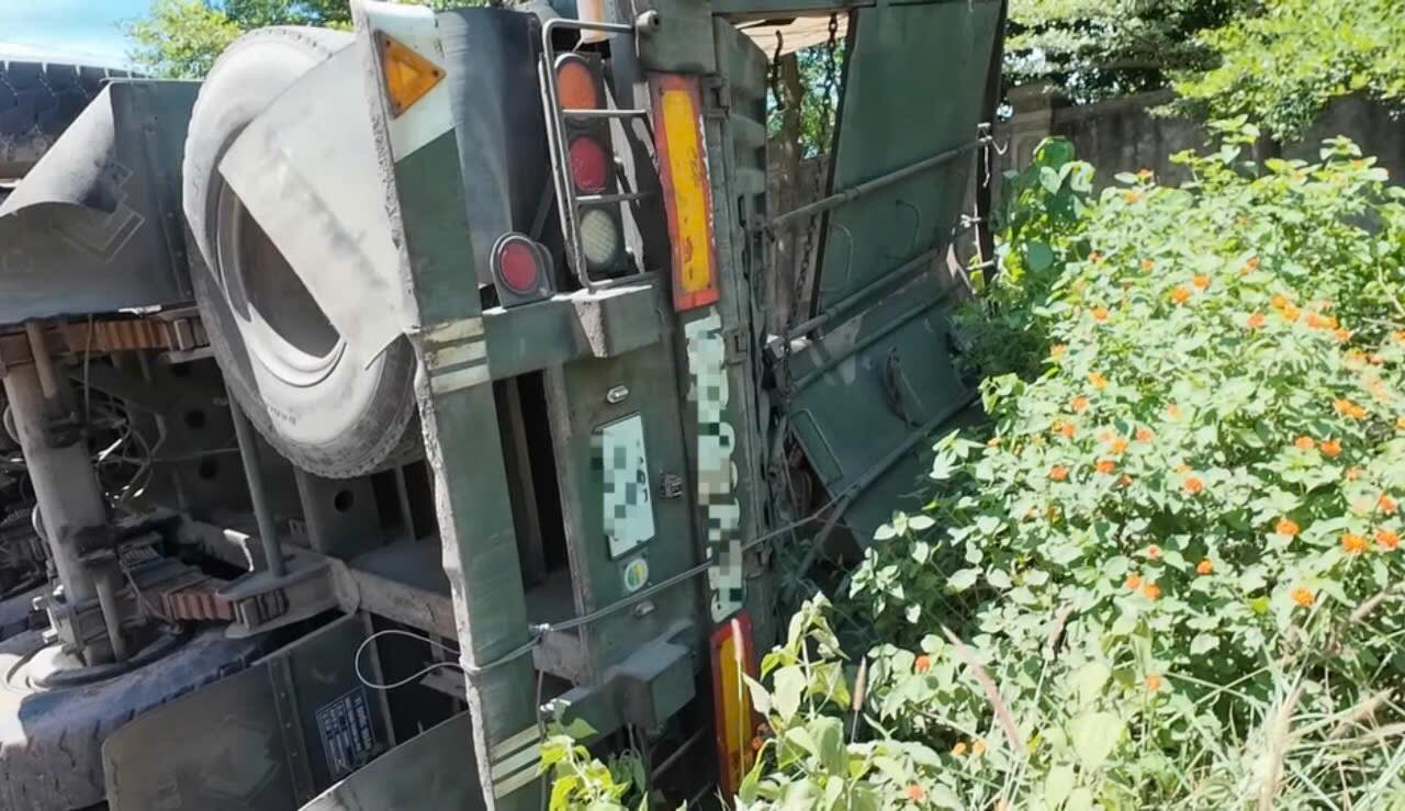 Xe dau keo lat nghieng sau va cham tren Quoc lo 1. Anh Thanh Bui
