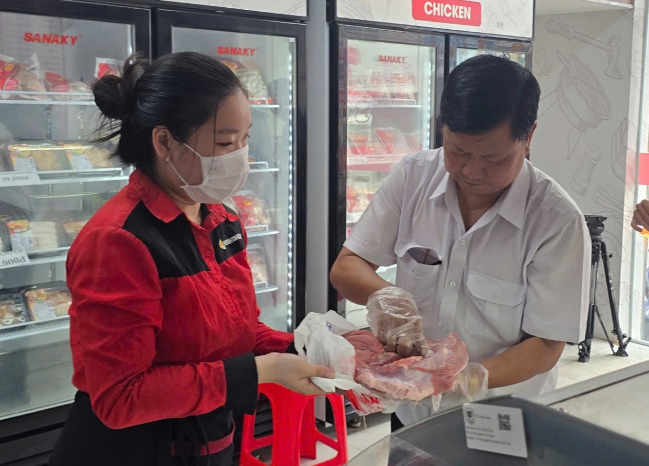 The authorities inspected meat products at the CP Fresh Shop store at My Xuyen Town (My Xuyen District, Soc Trang Province) on the afternoon of May 30. Photo: Phuong Anh