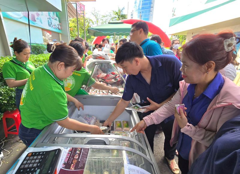 Các đoàn viên, người lao động mua hàng tại các gian hàng “Phúc lợi đoàn viên“. Ảnh Nam Dương