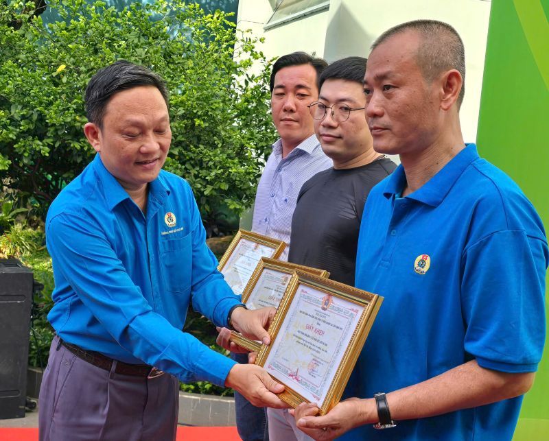Sr. Dinh Anh Sam - Presidente del sindicato SAGRI - Certificados de merito otorgados a representantes de colectivos con logros tipicos en el aprendizaje para seguir la ideologia, la moral y el estilo de Ho Chi Minh. Foto: Indonesia