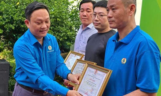 Ông Đinh Anh Sâm - Chủ tịch Công đoàn Sagri - tặng Giấy khen cho đại diện các tập thể có thành tích tiêu biểu trong việc học tập làm theo tư tưởng, đạo đức, phong cách Hồ Chí Minh. Ảnh: Nam Dương