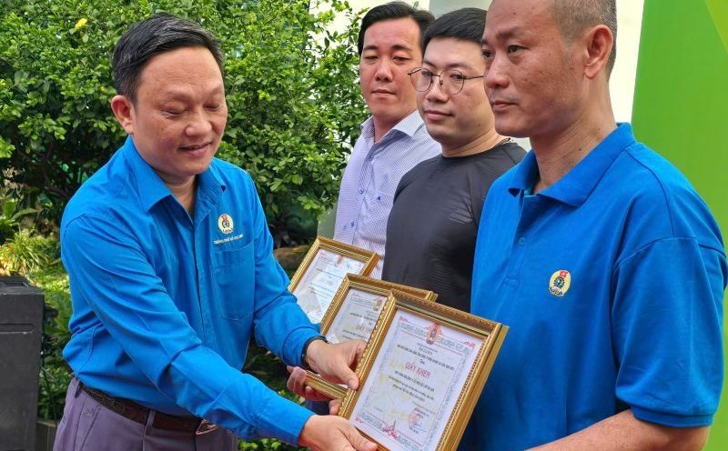 Mr. Dinh Anh Sam - Chairman of the Sagri Trade Union - presented Certificates of Merit to representatives of collectives with outstanding achievements in studying and working according to Ho Chi Minh's ideology, morality and style. Photo: Nam Duong