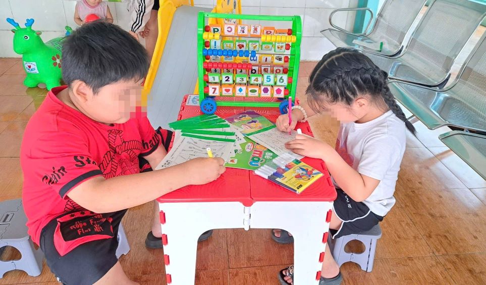 Children participate in playing games at the hospital's playground. Photo: Lam Hong