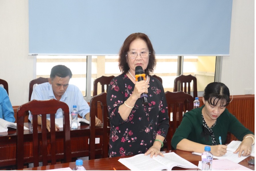 Ba Doan Thi Thu Hai, nguyen Chu tich LDLD tinh Dong Thap phat bieu gop y Du thao Van kien Dai hoi XIV cua Dang. Anh: Luu Hung.