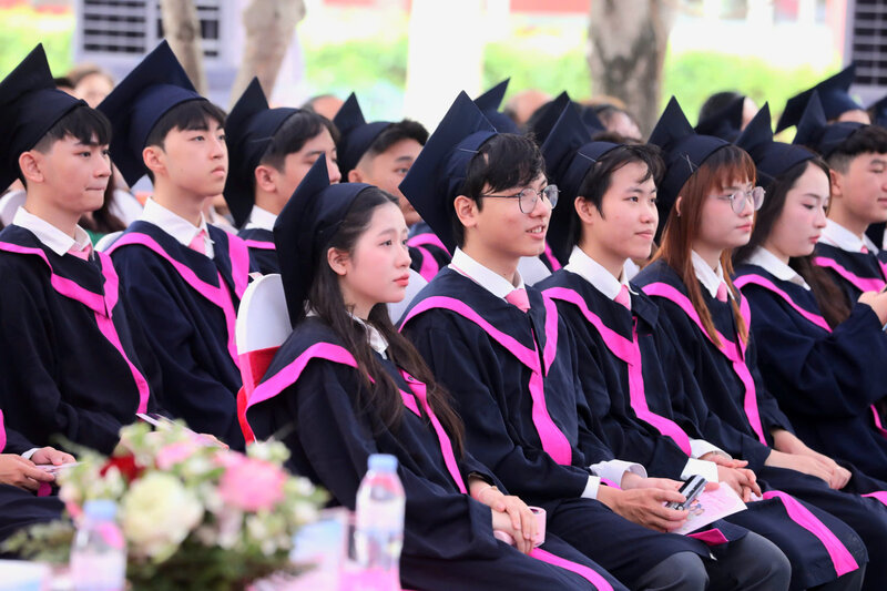 Hoc sinh TH School Vinh trong ngay le tot nghiep nam hoc 2024-2025.