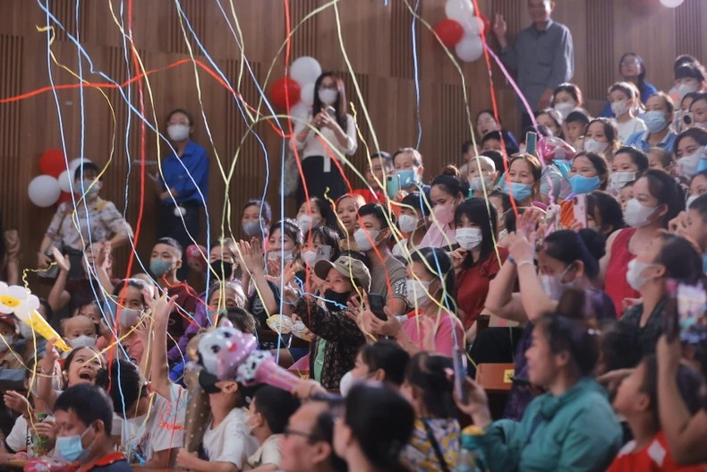 Warm Children's Tet in the hospital. Photo: Ngoc Bich