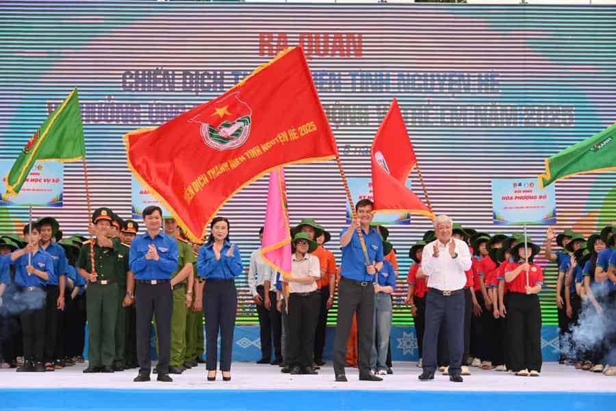 Chủ tịch Ủy ban Trung ương Mặt trận Tổ quốc Việt Nam Đỗ Văn Chiến đã trao cờ hiệu Chiến dịch Thanh niên tình nguyện hè năm 2025 cho Ban Bí thư Trung ương Đoàn. Ảnh: Đức Thụy