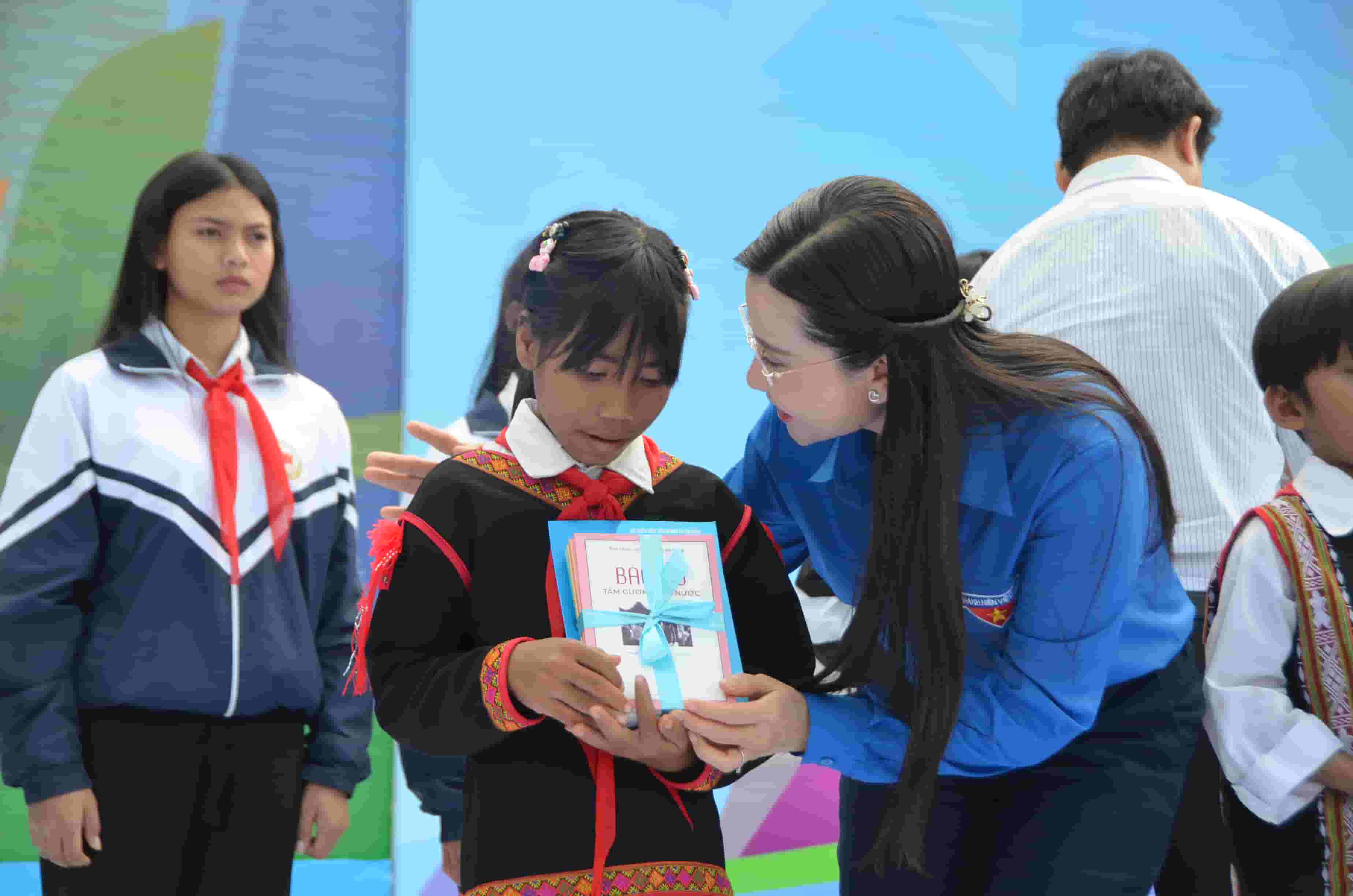 Tặng sách động viên các em học sinh ở huyện Chư Păh. Ảnh: Thanh Tuấn 