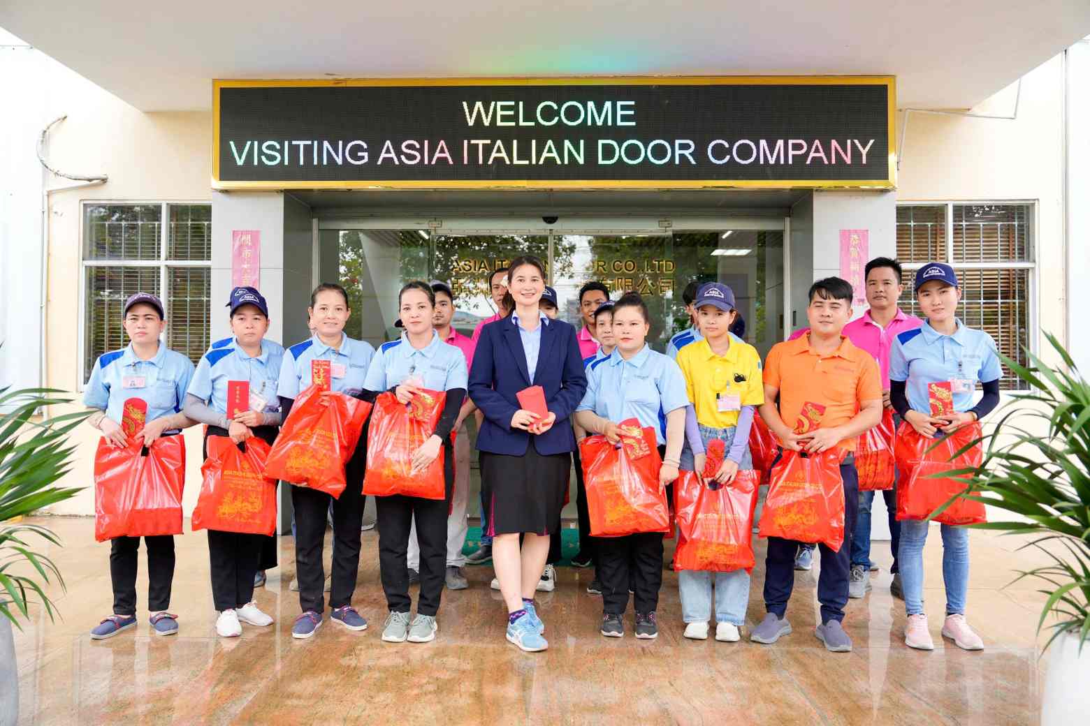 Nhân dịp Tết Đoan ngọ, công ty và công đoàn tặng mỗi công nhân lao động 1 bao lì xì may mắn (100.000 đồng). Ảnh: Đình Trọng