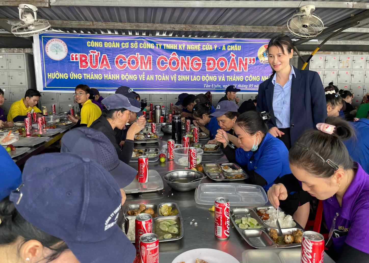 La comida sindical y los trabajadores dan la bienvenida al Año Nuevo Lunar. Foto: Dinh Trong