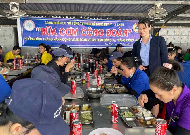 Bữa cơm Công đoàn ấm áp ngày Tết Đoan Ngọ