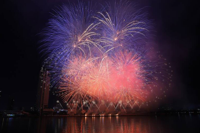 Visitors can watch fireworks in Da Nang during the DIFF 2025 holiday season from May 31 to July 12, every Saturday. Photo: Thuy Trang