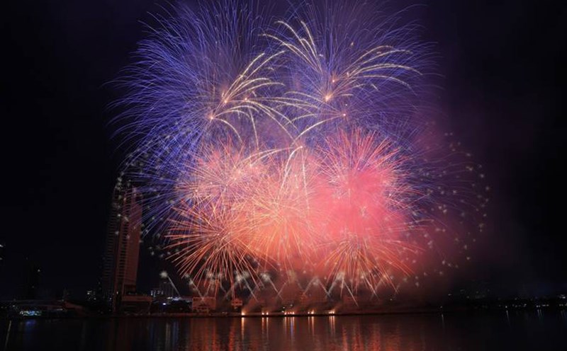 Visitors can watch fireworks in Da Nang during the DIFF 2025 holiday season from May 31 to July 12, every Saturday. Photo: Thuy Trang