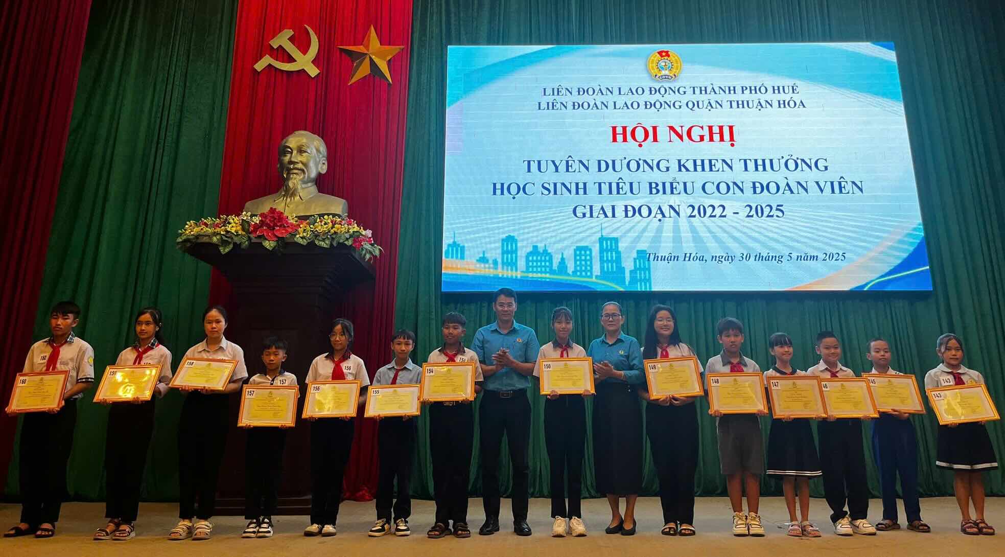 Giving gifts to students who are children of union members and workers. Photo: Q. An.