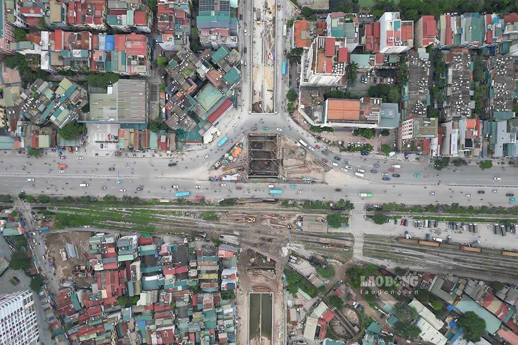 Nhung ngay cuoi thang 5, tren dai cong truong ham chui Kim Dong – Giai Phong (quan Hoang Mai), khong khi thi cong dien ra hoi ha, khan truong. Cong nhan chia ca lam viec lien tuc, may moc van hanh khong ngoi nghi, tat ca dang cung nhau chay dua voi thoi gian de kip tien do mot trong nhung du an giao thong trong diem cua Thu do giai doan 2021 – 2025.