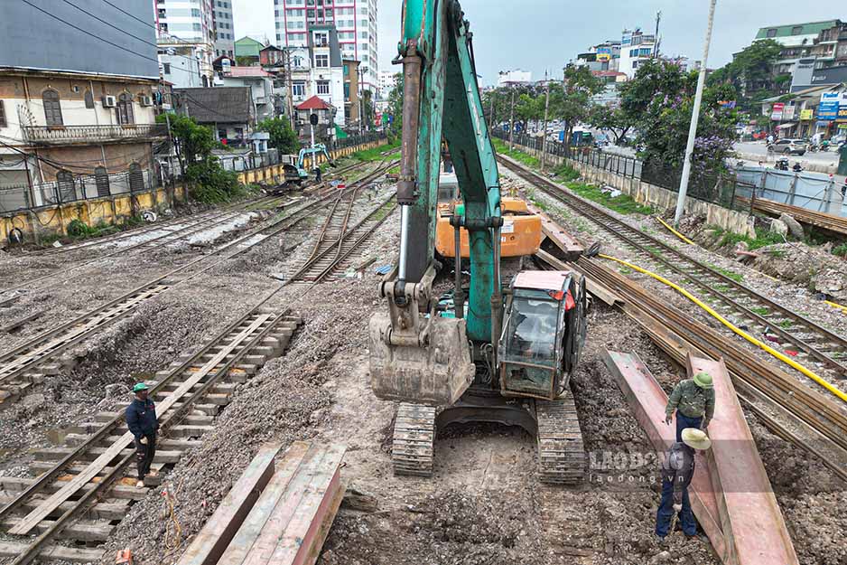 Dac biet, tai ga Giap Bat, noi tuyen duong sat Bac Nam di qua – cong nhan dang thi cong cac dam do de chuan bi cho giai doan khoet ham duoi duong sat. Du kien, phan viec nay se hoan thanh trong thang 6.2025.