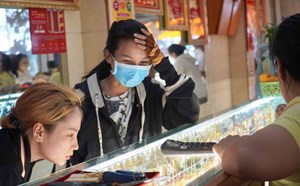 Giá vàng giảm, nhà đầu tư tại TPHCM nghe ngóng