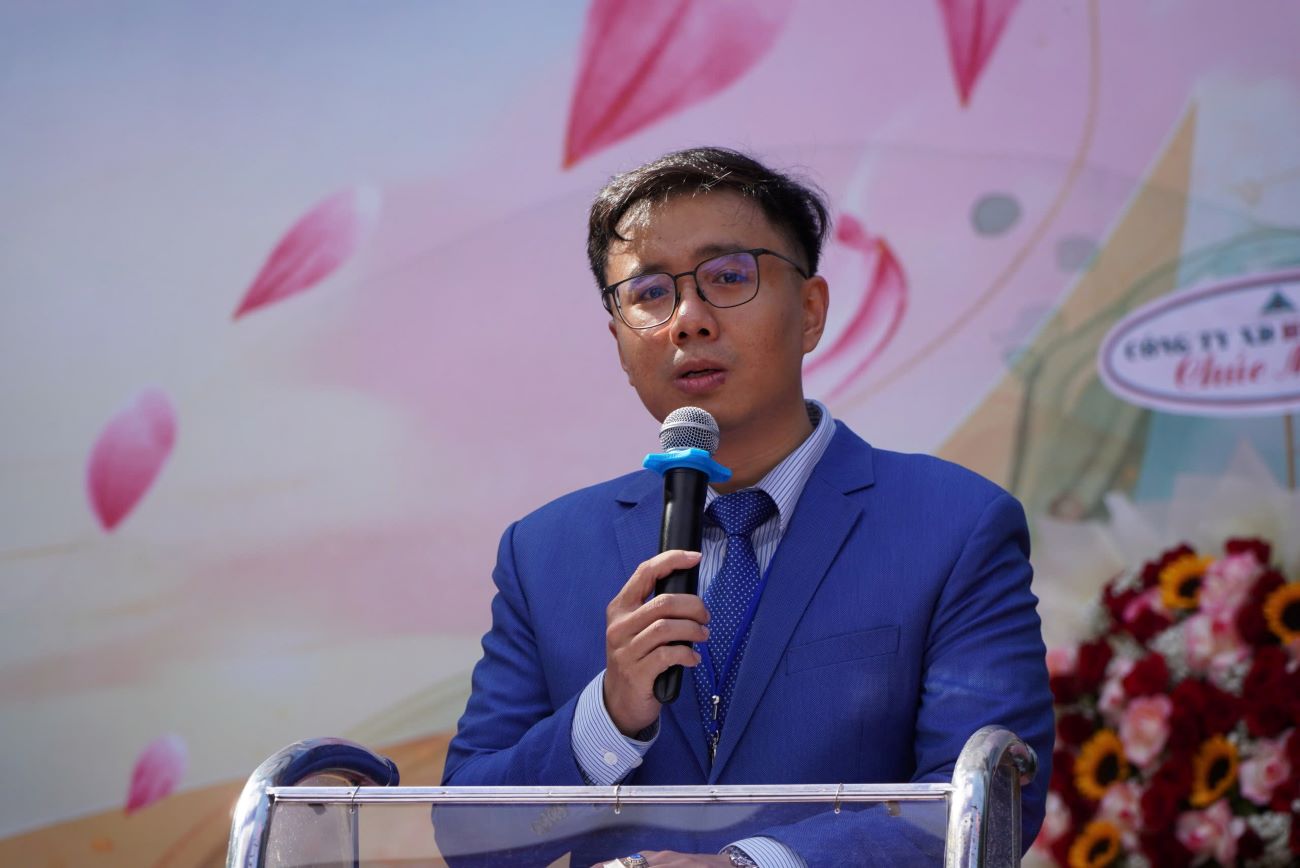 Ong Nguyen Cong Phuc Khanh - Pho Hieu truong Truong THCS Tran Van On chia se trong le tri an va truong thanh. Anh: Chan Phuc