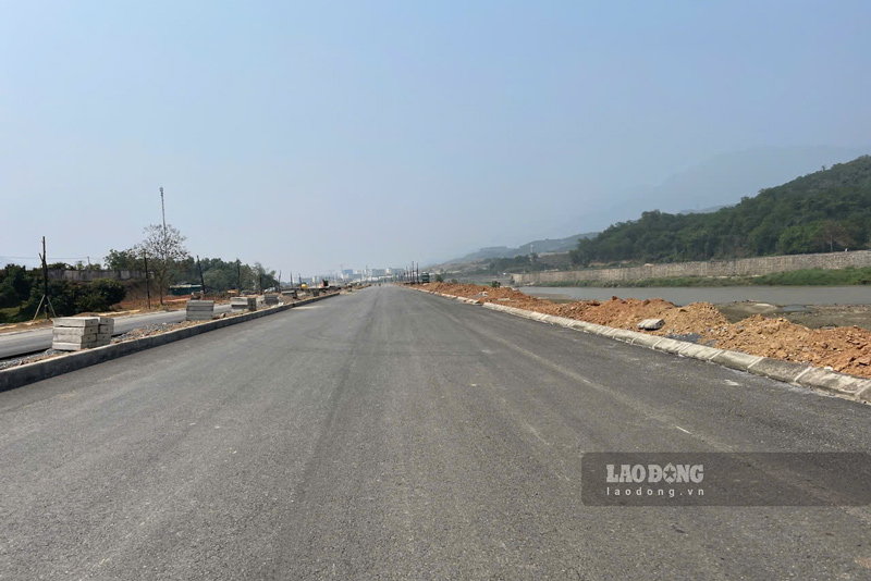 El camino provincial 156 esta cerca de la frontera, que se extiende a lo largo del rio Rojo en el distrito de Bat Xat de otro proyecto con una inversion total de billones de Dong en este distrito. Foto: Dinh Dai.