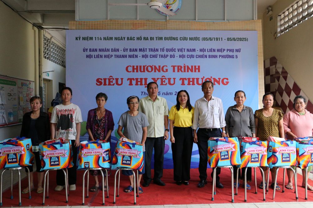 Lanh dao Phuong 5, Quan 5 trao qua cho cac ho dan co hoan canh kho khan. Anh: Minh Tam