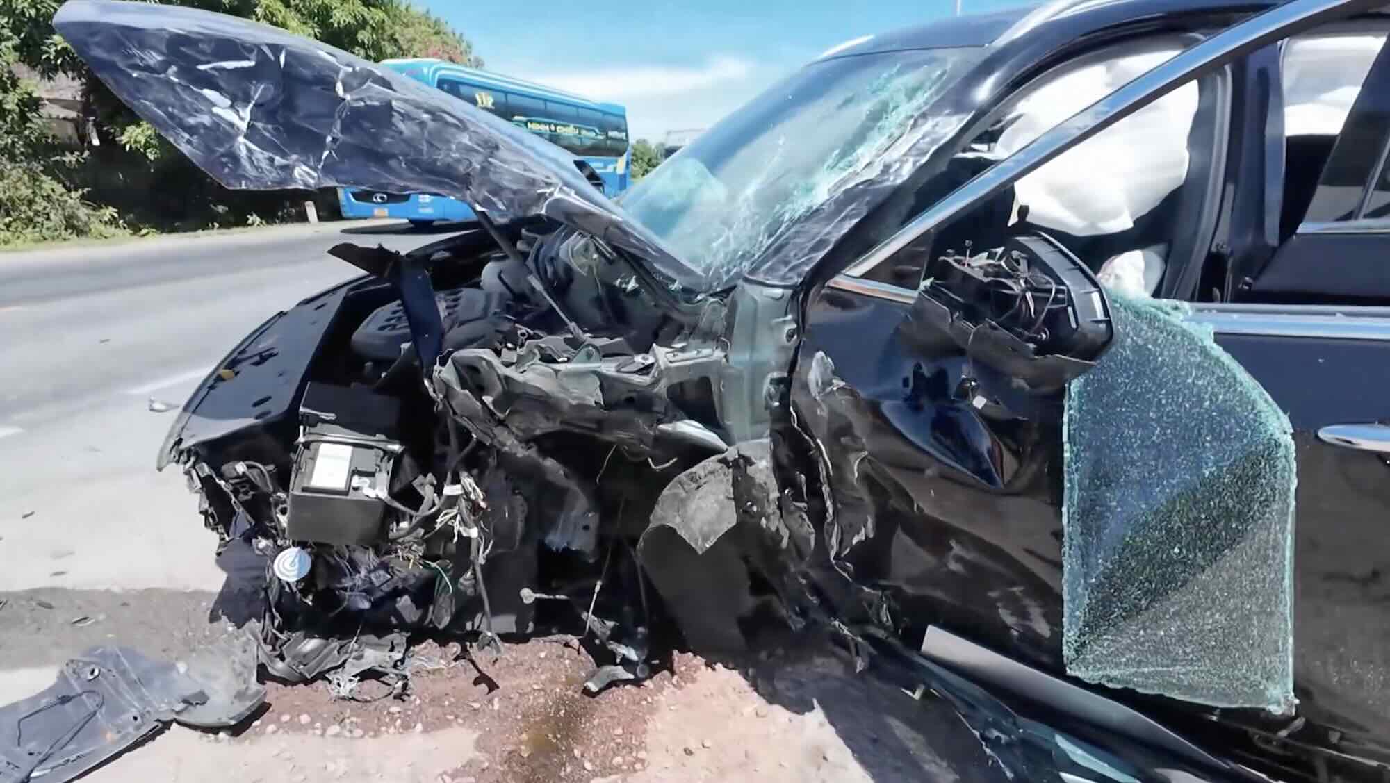 La escena del accidente del accidente en la carretera de derivacion de la ciudad de Dong Hoi.