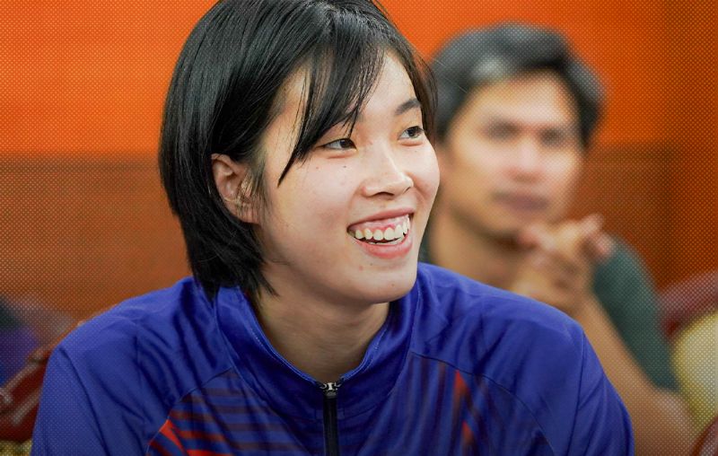 Chu cong Thanh Thuy mang bang doi truong cua tuyen bong chuyen nu Viet Nam. Anh: Bong chuyen Viet Nam
