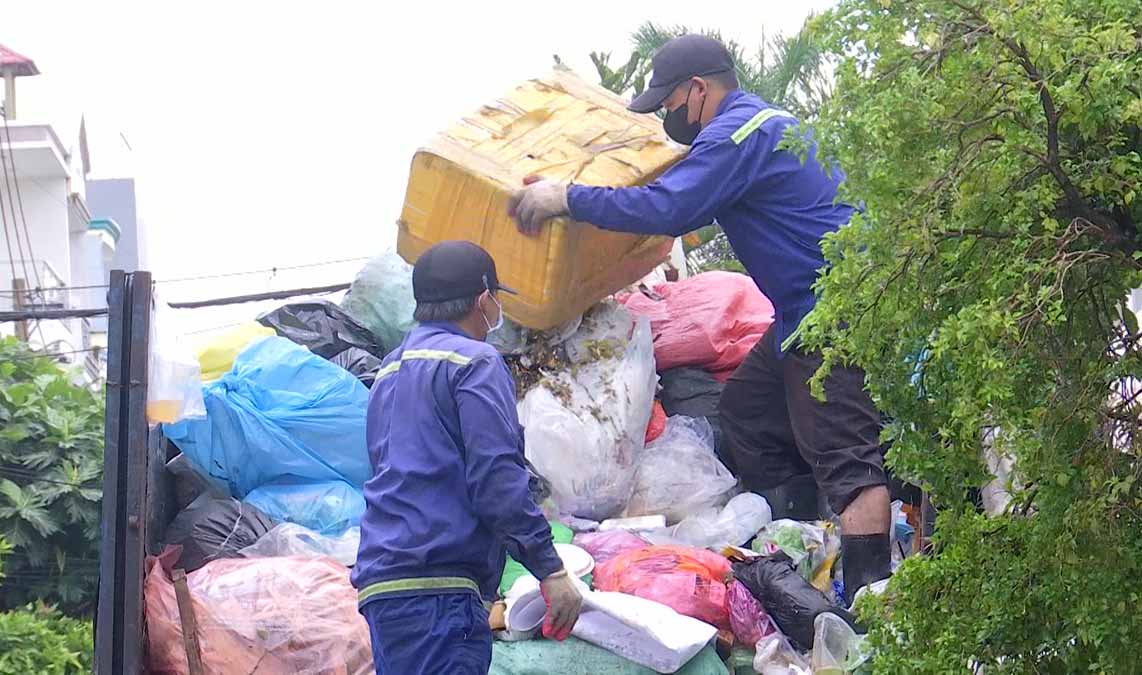 Ho Chi Minh City residents are still concerned about the date of application of the regulation on weighing garbage and calculating money.