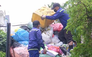 Người dân TPHCM vẫn nhiều băn khoăn trước ngày áp dụng quy định cân rác tính tiền