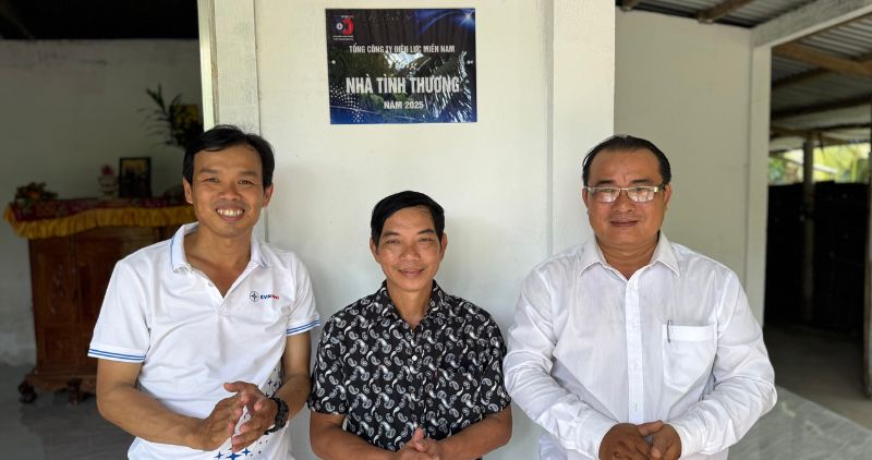 Ông Trần Văn Lực vui mừng khi được hỗ trợ xây dựng nhà mới. Ảnh: Hoàng Lộc
