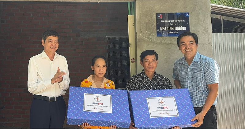 Southern Power Corporation supported nearly 20 billion VND to build a charity house. Photo: Hoang Loc